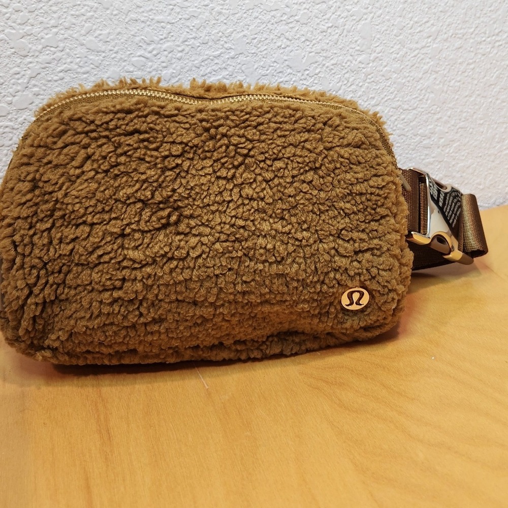 Lululemon Everywhere Belt Bag Fleece Brown Sherpa NWOT Limited‎ Edition
